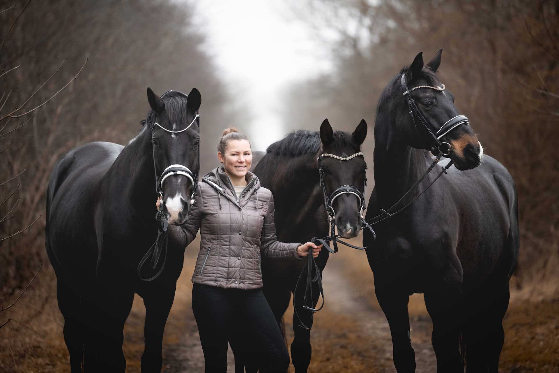 Birte Ewaldsen in der Natur mit drei Pferden